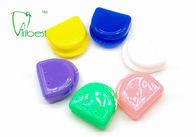 小さく多彩なプラスチック歯科矯正学の保持器の箱